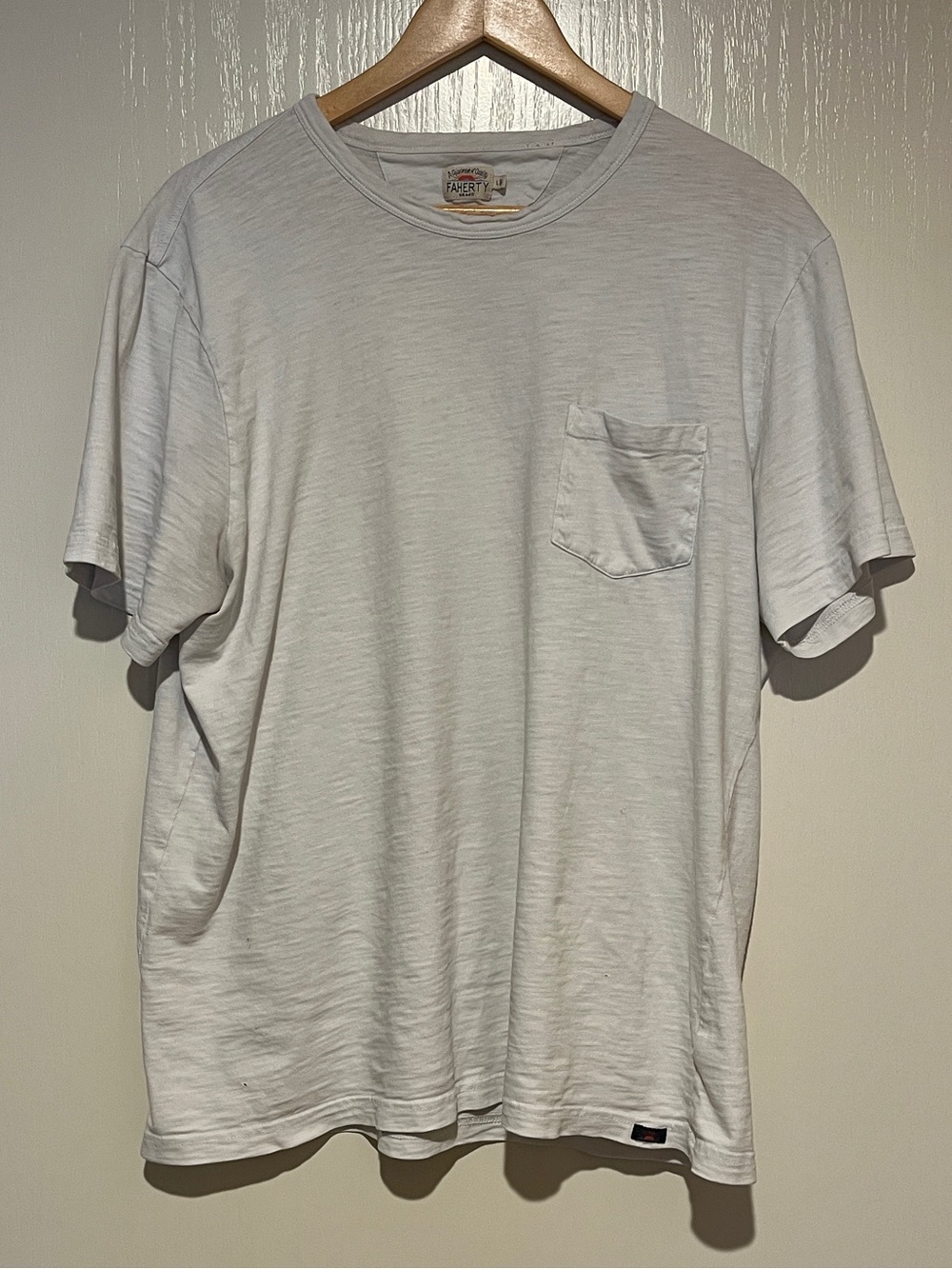 Faherty Distressed Off-White Short Sleeve Pocket Tee Men’s Sz L